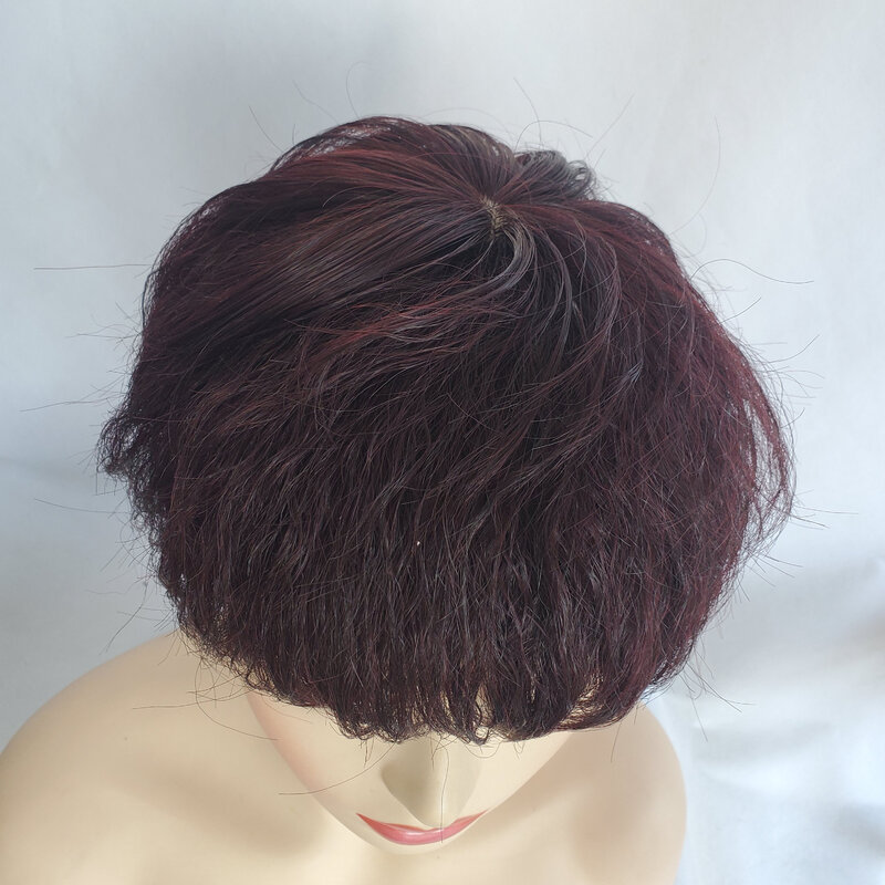 Bordowa peruka z krótkimi warstwami, z prostymi krótkimi włosami, z przezroczystymi warstwami, wykonana z włókna chemicznego, ukazująca indywidualny urok