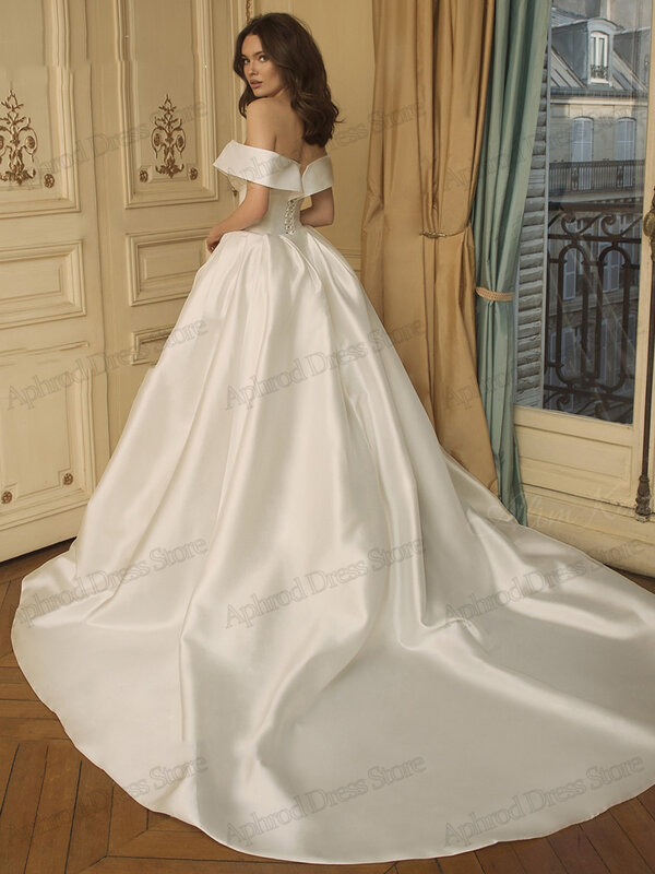 Proste suknie ślubne satynowe suknie ślubne o linii A z ramienia szaty księżniczki Sweep Train eleganckie urocze Vestidos De Novia
