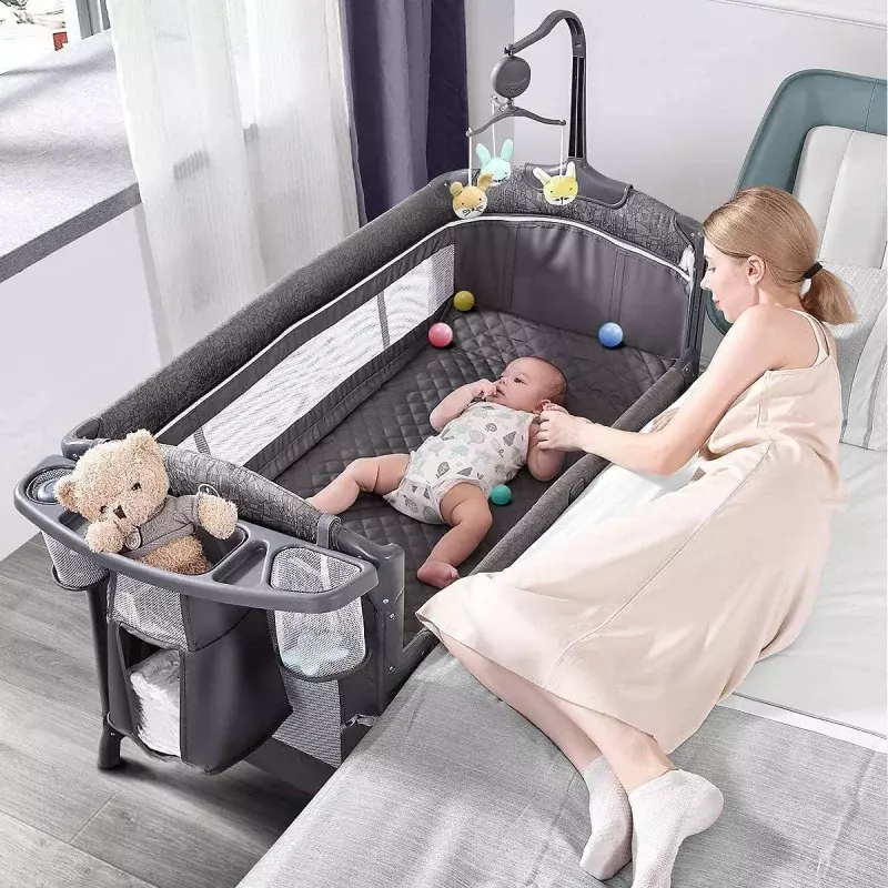 Детская кроватка ADOVEL, кроватка для новорожденных, с матрасом, чейнджем для подгузников и игровой установкой, от новорожденных до малышей, серого цвета