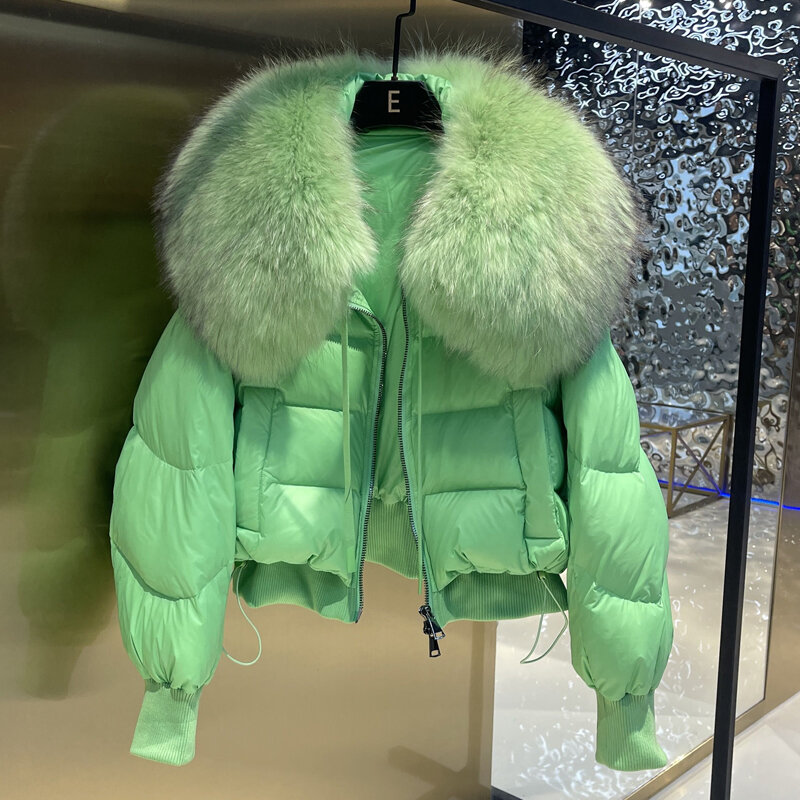 Jaket bulu angsa hangat wanita, jaket Luaran kasual mode longgar mewah tebal pendek kerah Raccon alami Musim Dingin 2023