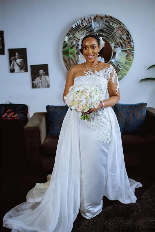 Платье женское свадебное атласное со съемным шлейфом и кружевной аппликацией