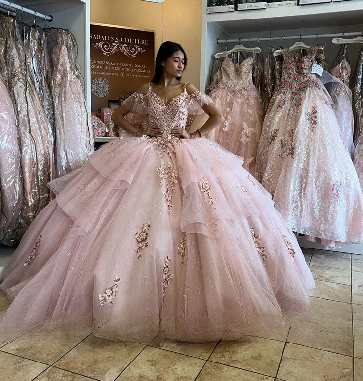 Różowe dla księzniczek Quinceanera ubiera suknię balową z odkrytymi ramionami tiulowe aplikacje słodkie 16 sukienek 15 Años Custom
