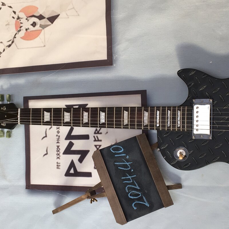 Auf Lager 6 Saiten E-Gitarre versand kostenfrei Chrom Hardware mattschwarz Gitarre Bestellung und kostenloser Versand Guitarra
