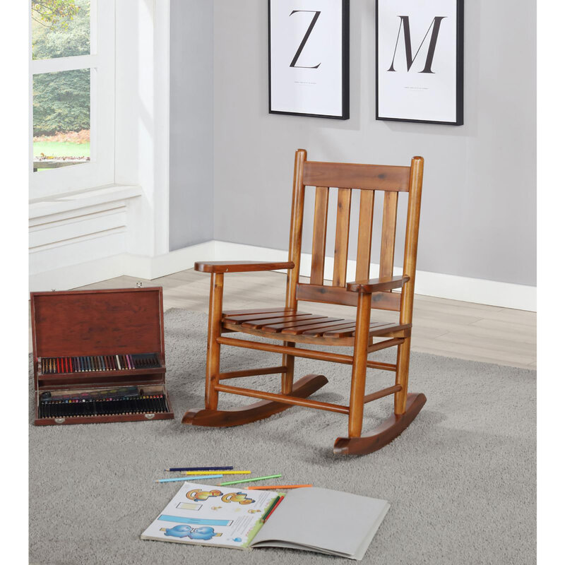 Элегантное молодежное кресло-качалка золотисто-коричневого цвета со скошенной спинкой для стильного и удобного домашнего декора