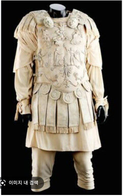 โรมันทั่วไปไอวอรี่สีขาวเครื่องแต่งกาย3D Relief ชายนักรบภาพยนตร์ชุดเสื้อผ้าสไตล์ตะวันตกไม่มีหมวกหรือรองเท้าทรราช Commodus