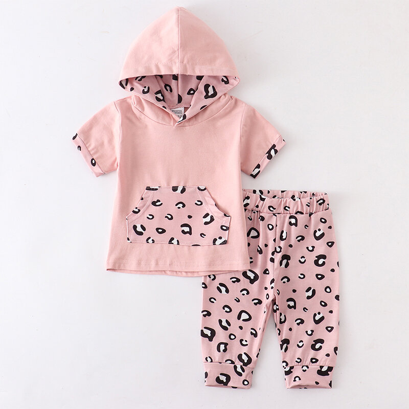 Модный повседневный комплект одежды для маленьких девочек из 2 предметов, летний розовый топ с коротким рукавом и капюшоном + розовые леопардовые укороченные штаны, костюм принцессы