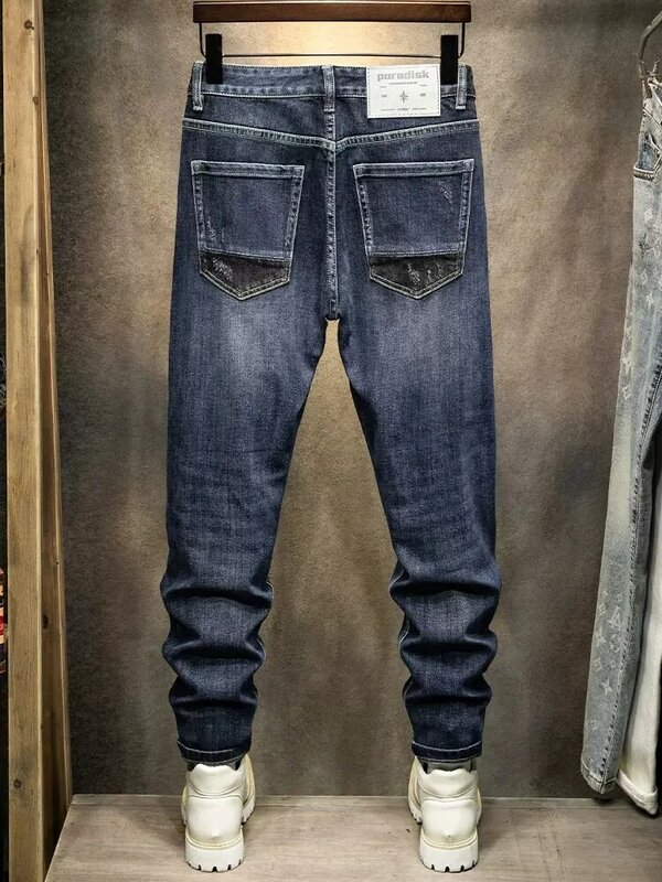 Jeans da uomo di moda di strada retrò blu Slim Fit Jeans strappati con foro elastico pantaloni da uomo pantaloni Hip Hop firmati con patch neri Hombre