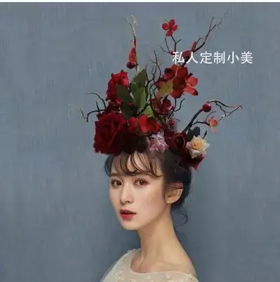 女性のための赤い羽の蝶の帽子、誇張されたパフォーマンスハット、ダンス帽子、中国風