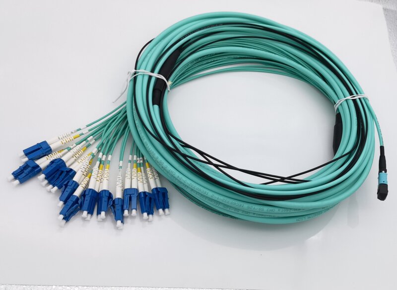 Câble de raccordement à fibre optique, 15 mètres, MPO/MTP femelle vers 24xLC, installation, OM3 40G