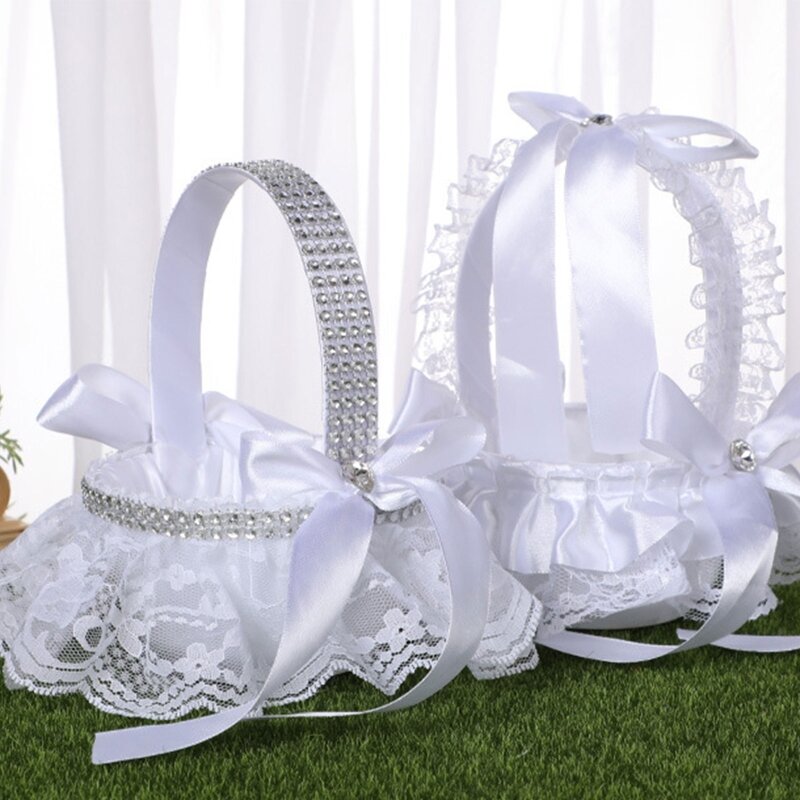 Cesta de niña de las flores para boda, pequeña, envuelta en satén blanco con encaje, pelusa de avestruz, perlas de imitación, lazos de flores, estilo surtido