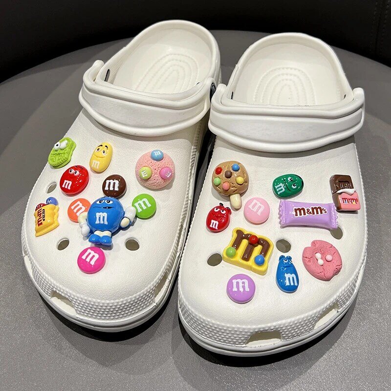 Divertente lettera M Bean Hole Shoes Charms decorazioni Jeans Fit Cute Candy Shoe Charms Pins per pantofole per bambini accessori regalo