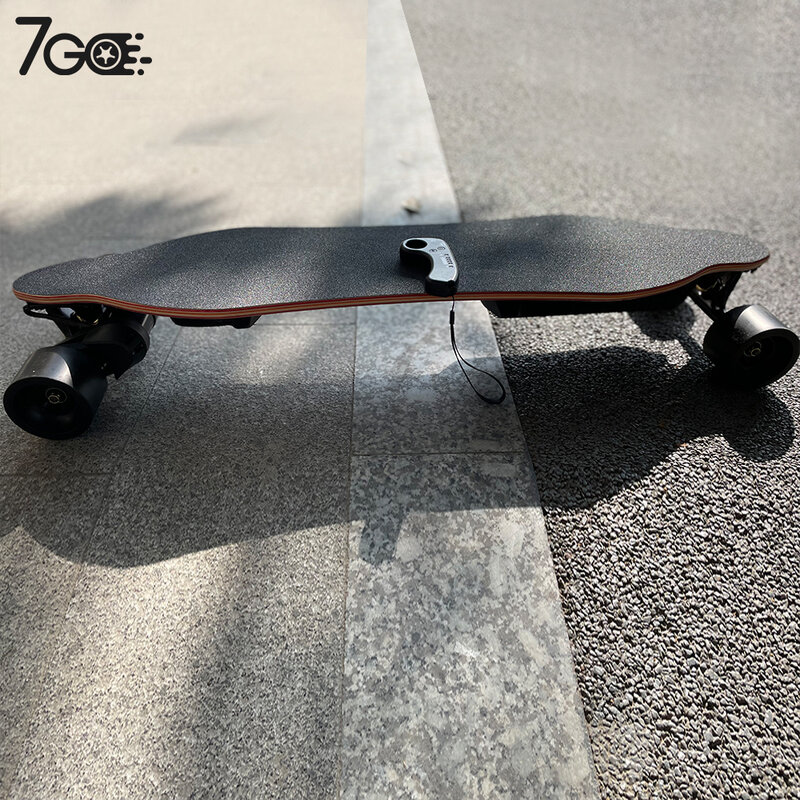 2022 desain fashion 4 roda Longboard kuat dengan sabuk Drive Dual motor pabrikan murah longboard skateboard listrik