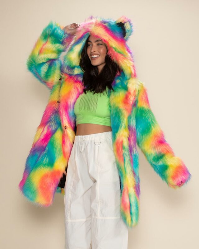 Nowy kolorowy spersonalizowany płaszcz ze sztucznego futra damski jesienno-zimowy gruby płaszcz z kapturem wysokiej jakości ze sztucznego futra