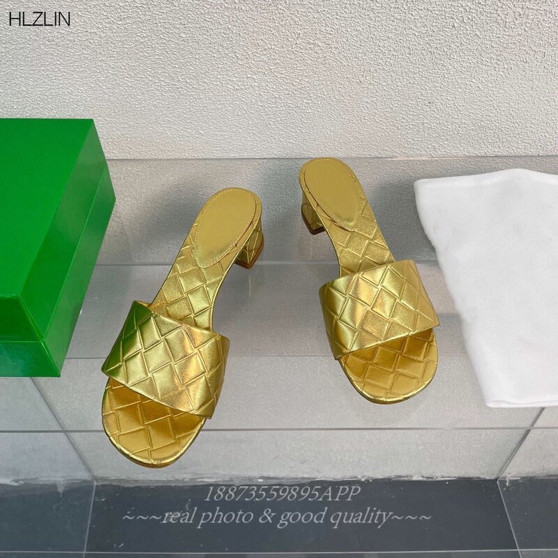 La prima estate del 2024 nuova moda con pantofole diamantate infradito open-toe con tacco spesso in pelle