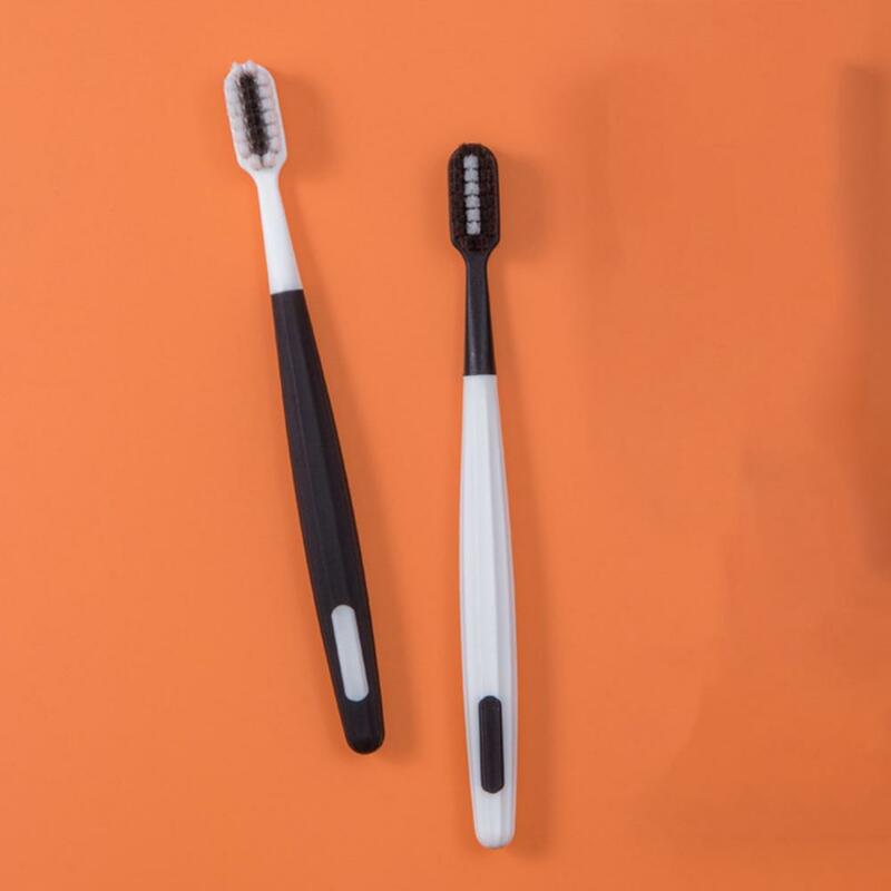 Mavericks Adventures-cepillo de dientes de cerdas suaves de plástico, duradero, compacto, blanco y negro, ergonomía para adultos