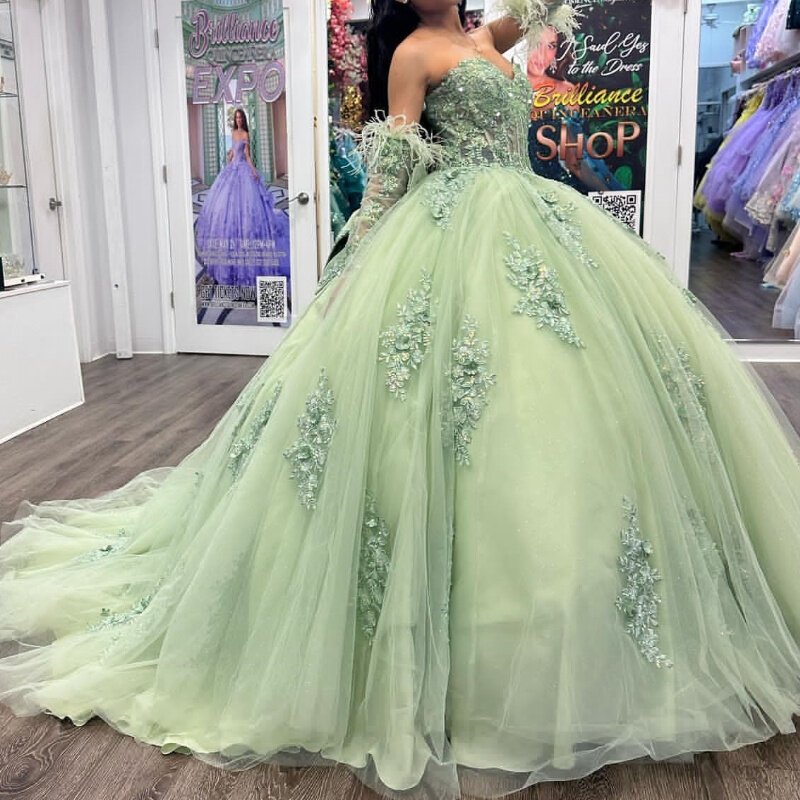 Urocza suknia balowa księżniczki bez ramiączek wdzięczna sukienka na Quinceanera klasyczna aplikacja z cekinami z peleryną słodka sukienka 16 Vestido De