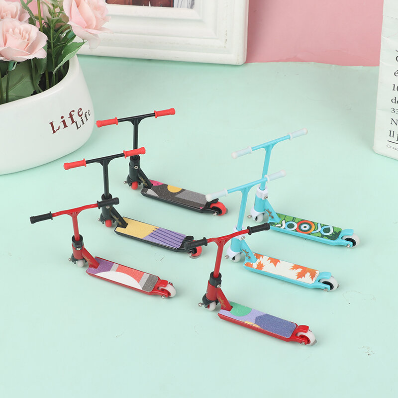 Mini jouet de planche à roulettes pour enfants, modèle de scooter de doigt, kit de planche à roulettes, jouet coule pour les courses, accessoires de maison, 1PC
