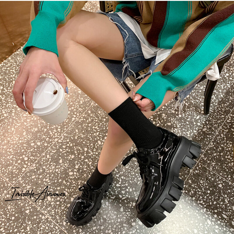 Mocasines de charol con cordones para mujer, zapatos pequeños de cuero con suela gruesa, color negro, 2023
