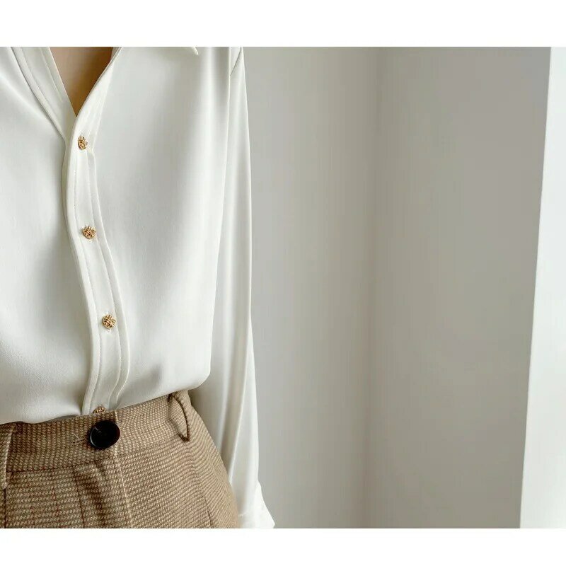 Mrmt 2024 brandneue Damen kleines weißes Hemd mit V-Ausschnitt Damen Langarm Retro Metall knopf Design Shirt trend ige Frauen