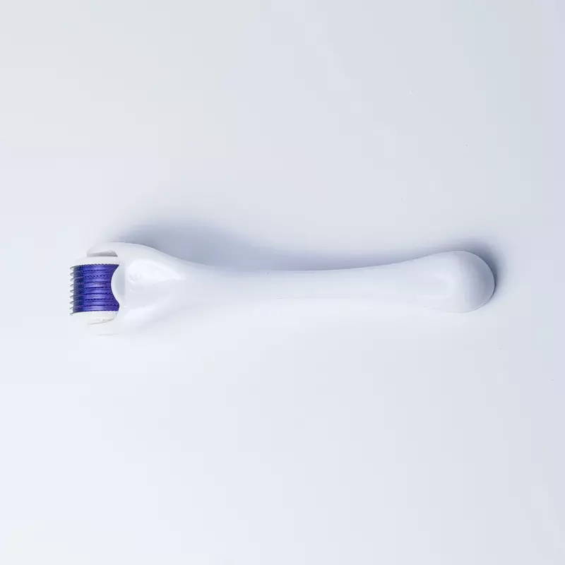 Derma Roller-Rouleau de microneedling pur, 0.3mm de longueur grossière, dermormatérielle en titane, rouleau de microniddle pour visage, bleu et blanc