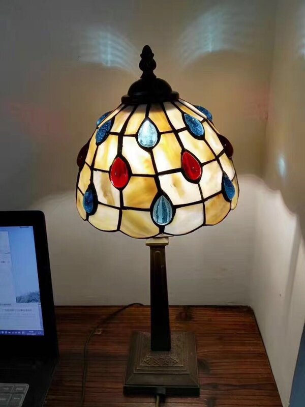 China Leveranciers Nieuwe Producten Tiffany Funky Tafellamp Voor Slaapkamer Met Groothandelsprijs