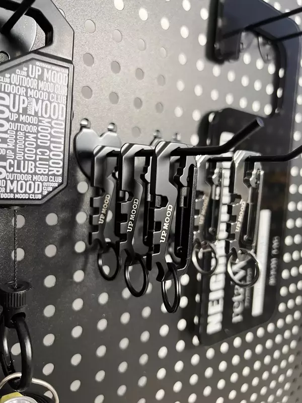 Um neue Outdoor-Camping-Tool Schlüssel bund multifunktion ale Schlüssel bund tragbare Schnell verschluss schnalle schwarz Camping-Stil Zubehör