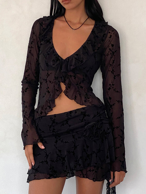 Frauen y2k zweiteiliges Kleid lang ärmel ige V-Ausschnitt Spitze Blume Top schwarz Mini Rüschen Rand Rock, schwarz sexy Set