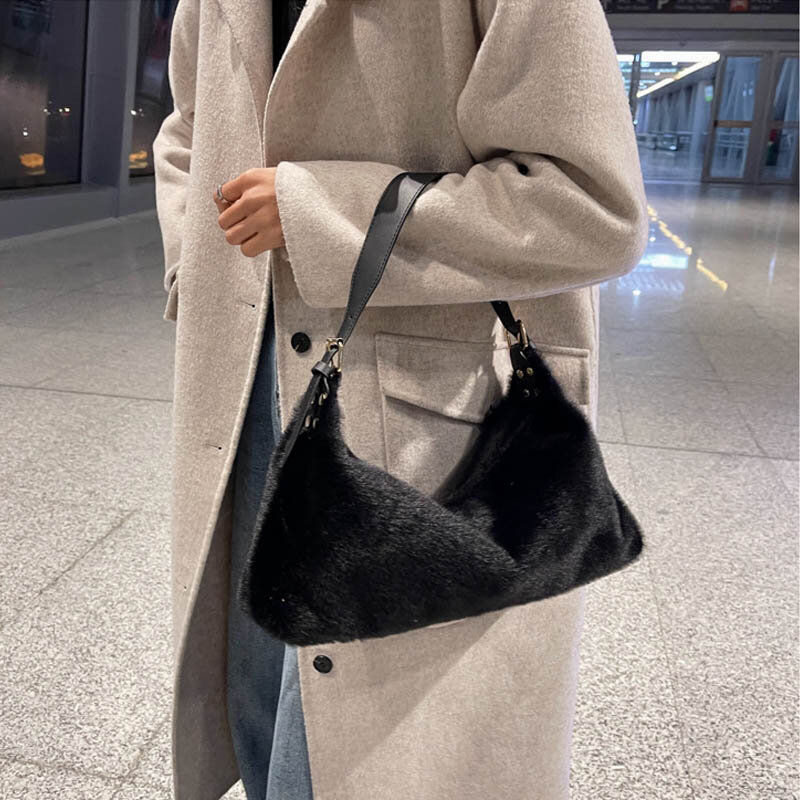 여성을위한 겨울 플러시 겨드랑이 숄더 백 럭셔리 핸드백 대용량 여행 크로스 바디 파우치 겨드랑이 가방 디자인 여성 가방