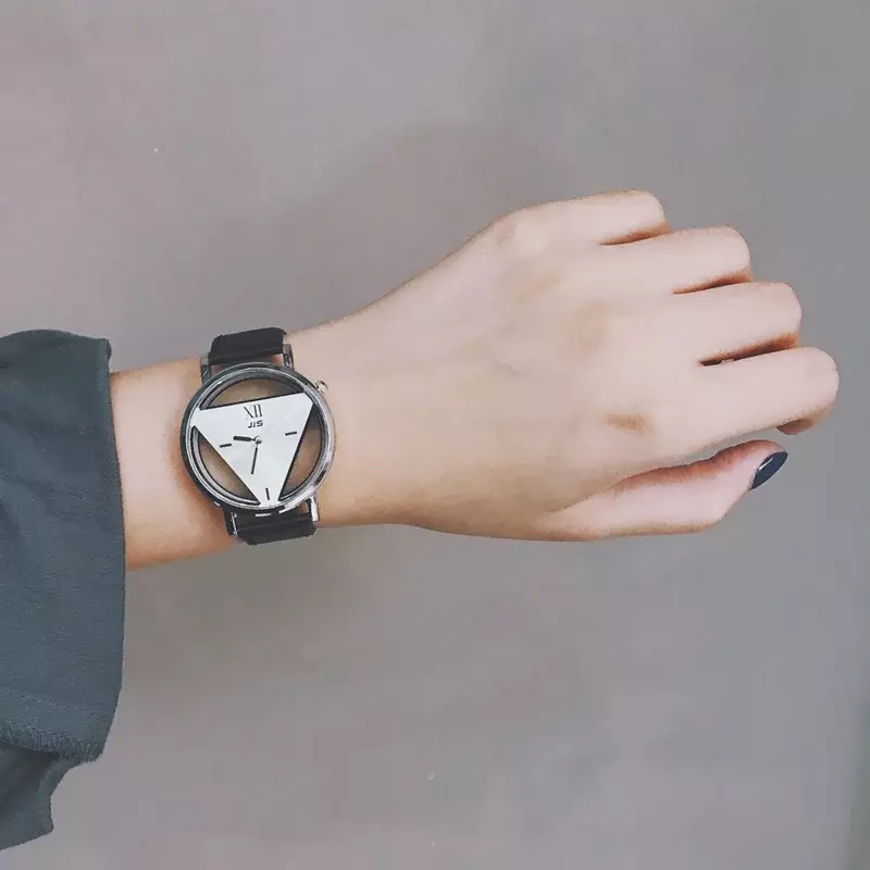 女性の韓国スタイルの腕時計、オルチャン新登場、黒と白、シンプルでトレンディ、カップル