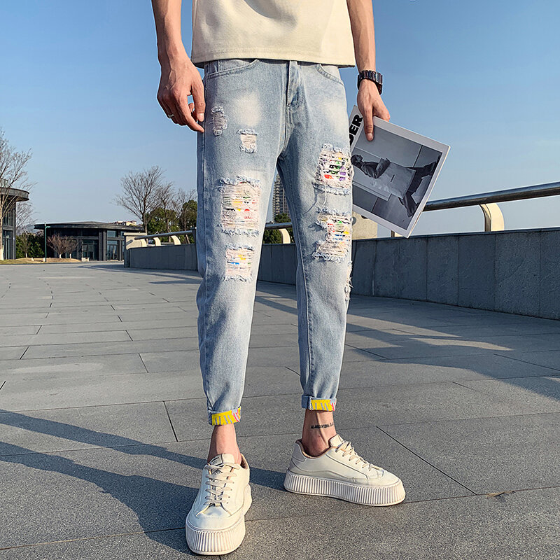 Celana jeans ramping pria, jeans sembilan poin kaki kecil potongan lubang Musim Panas 2024