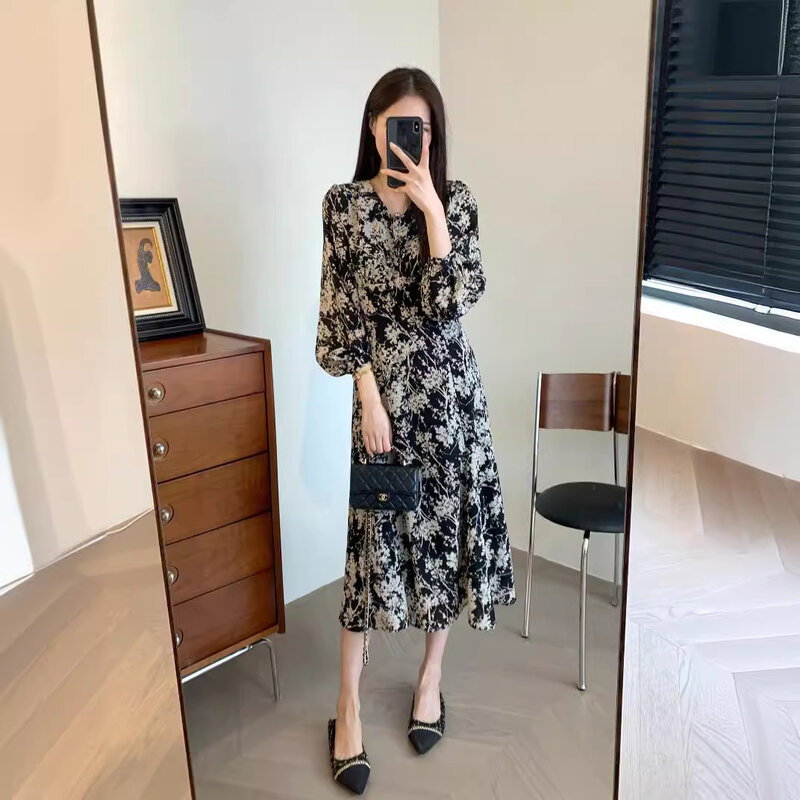 2024 Early Spring New Style Exquisite Elegant Super Slim Silky Floral Loose V-neck Long Sleeve Waist Long Dress