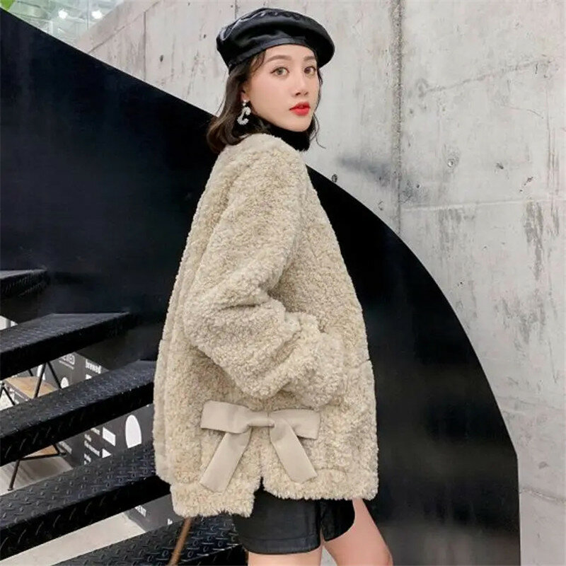 Mantel Wol Domba Pakaian Luar Wanita 2022 Baru Musim Gugur Musim Dingin Bulu Satu Tebal Grain Beludru Mantel Pendek Atasan Mode Jaket Busur Perempuan