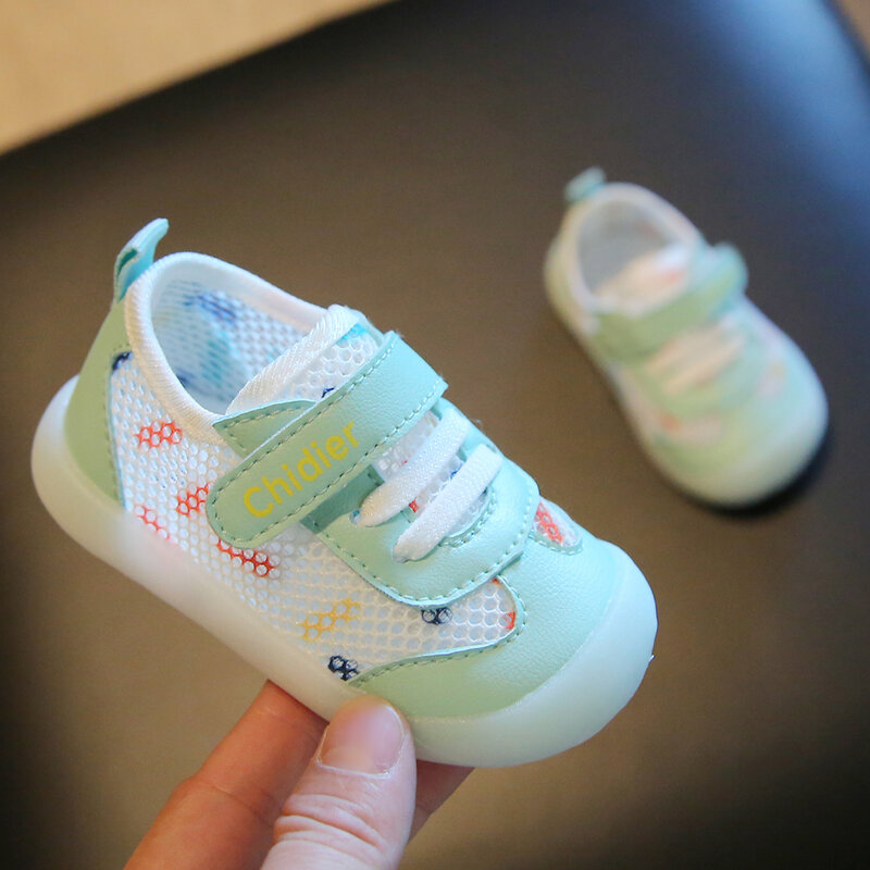Sepatu bayi laki-laki dan perempuan, sneaker jala tunggal bernafas bayi, bawahan lembut anti selip musim semi dan panas untuk balita