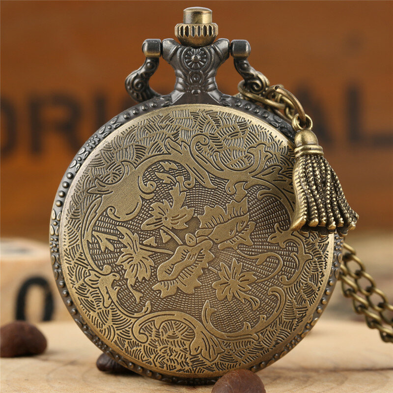 Reloj Vintage grabado con patrón de tren de vapor, pantalla de números árabes con movimiento de cuarzo, reloj de bolsillo, colgante con borlas, cadena de suéter