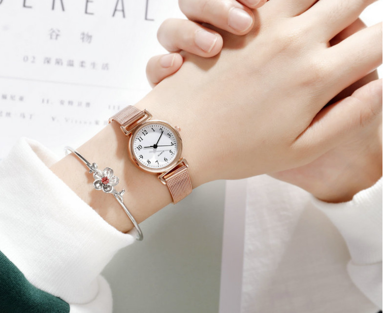 นาฬิกาควอทซ์มือทำจากเหล็กตาข่ายสำหรับผู้หญิงขนาดเล็กของขวัญแสดงบุคลิกภาพแฟชั่น