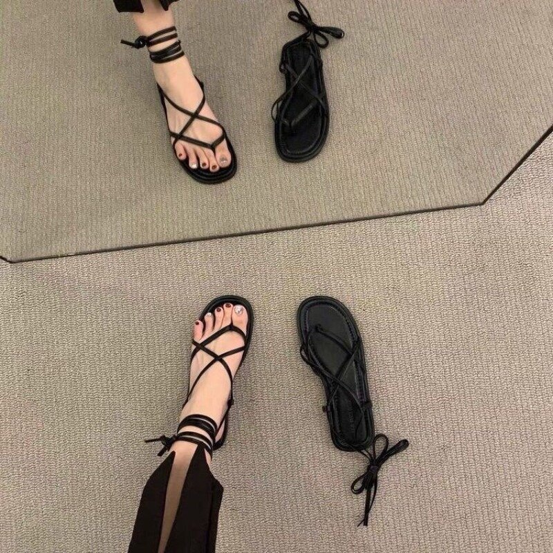 รองเท้าแตะสำหรับผู้หญิงรองเท้าส้นแบนลำลองสีพื้นสายไขว้แบบ Sandal jepit Fashion มาใหม่ล่าสุดฤดูร้อน2024