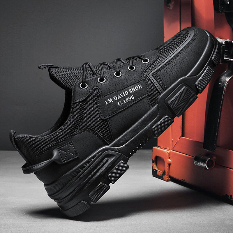 Sepatu pria tahan aus Sneakers hitam trendi olahraga kasual sejuk musim semi perlindungan tenaga kerja sepatu modis