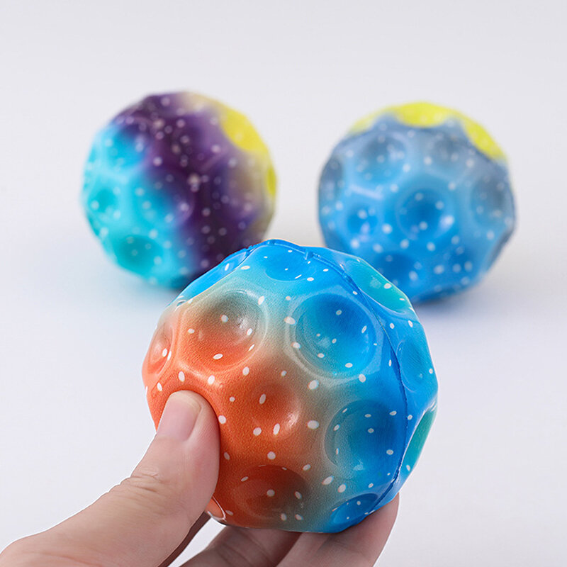 Utile palla con foro morbida palla rimbalzante Anti-caduta a forma di luna palla rimbalzante porosa per bambini giocattolo per interni Design ergonomico palla di rimbalzo in gomma