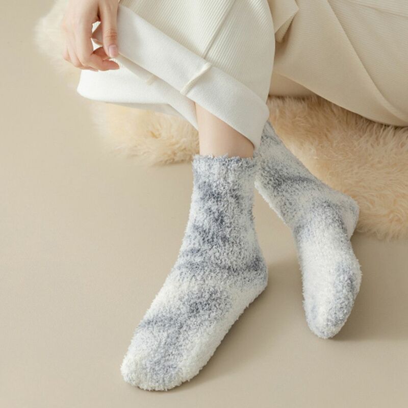 Tie Dye Herbst Winter Korallen Fleece Indoor Thermos ocken koreanischen Stil Socken Bekleidungs zubehör Frauen Socken Mid Tube Socken