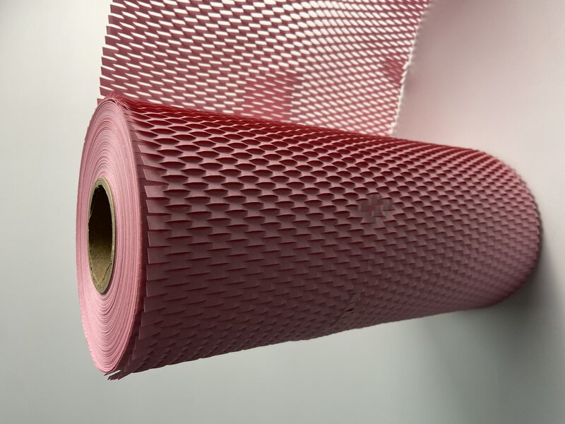 สีชมพูบรรจุภัณฑ์กระดาษ Honeycomb กันกระแทกม้วน Perforated-บรรจุรีไซเคิลเบาะห่อม้วน Eco Friendly Moving Green Wrap