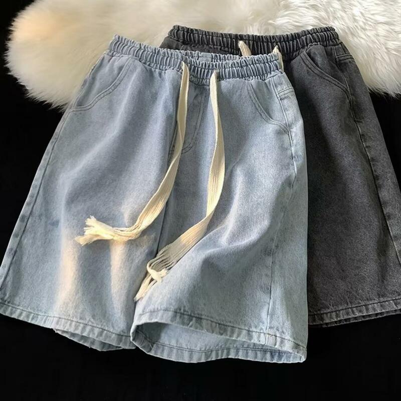 Szorty dżinsowe z elastycznym pasem Szorty dżinsowe z szerokimi nogawkami i elastycznym sznurkiem w pasie Męskie codzienne szorty plażowe z kieszeniami