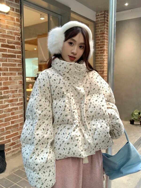 Baumwoll jacke mit Floarl-Print für Frauen Winter 2023 neuer Student Forest Style kurzer dicker und lockerer Baumwoll jacken mantel