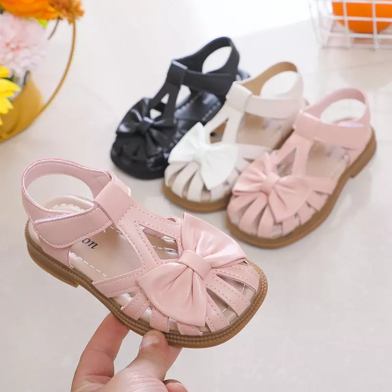 Sandal bayi untuk anak perempuan ujung terbuka bersirkulasi simpul kupu-kupu putri modis lembut Musim Panas 2024 sandal anak perempuan baru imut serbaguna
