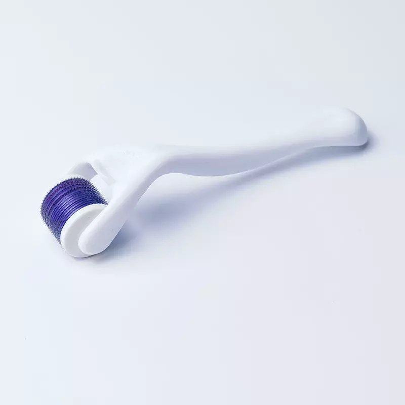 Derma Roller-Rouleau de microneedling pur, 0.3mm de longueur grossière, dermormatérielle en titane, rouleau de microniddle pour visage, bleu et blanc