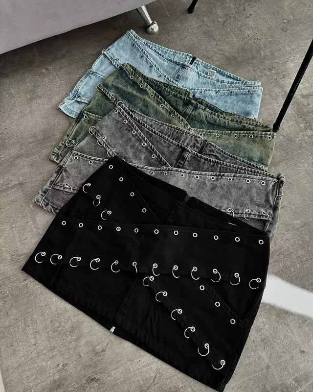 Женская джинсовая мини-юбка составного кроя, с заклепками