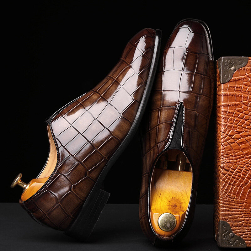 Sapatos masculinos de couro com padrão crocodilo, sapatos clássicos de negócios, vestido formal, mocassins de festa de Natal, designer