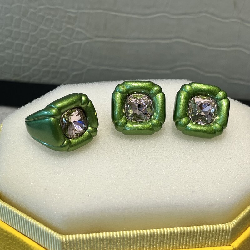 2024 kristal hijau produk terlaris untuk wanita aksesoris trendi perhiasan asli kalung anting cincin gelang pesta