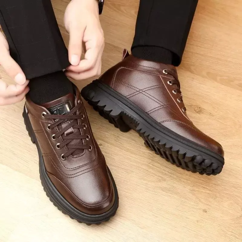Scarpe da uomo in cotone 2024 inverno nuovo isolamento in peluche scarpe in pelle Comfort aziendale scarpe sportive Casual all'aperto antiscivolo