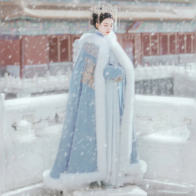 Jubah wanita Han biru panjang berkerudung bulu besar kerah berlapis bulu hangat menjaga kostum kuno selendang gaya