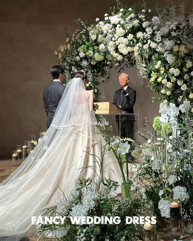 Fantazyjna księżniczka bez ramiączek suknia ślubna koreańska sesja zdjęciowa satynowa bez rękawów wiązanie na pięcie suknia ślubna długość do podłogi